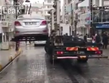 Κωνσταντινούπολη: Η απομάκρυνση των παράνομα παρκαρισμένων αυτοκινήτων σε μόλις ... 59 δευτ. (βίντεο)